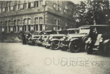 Fiat 122.jpg - Fiat's Trouwerijwagens staan bij het gemeentehuis van Zeist aan de Donkerelaan bij het Walkartpark. Eigenaar auto: Garage Broederlet Opname tussen 1920-30